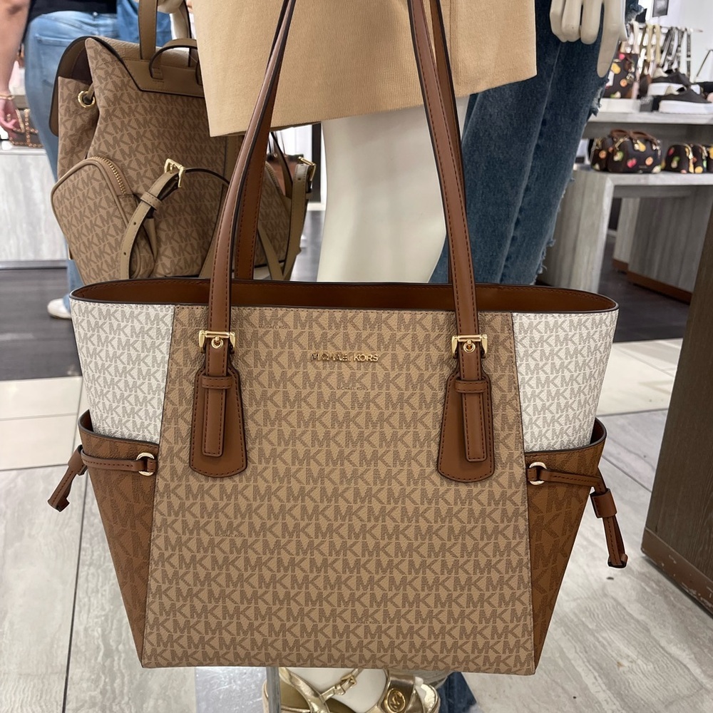 Michael Kors Voyager Lg Color-Block Signature Logo Shoulder Tote Bag
Camel
NWT